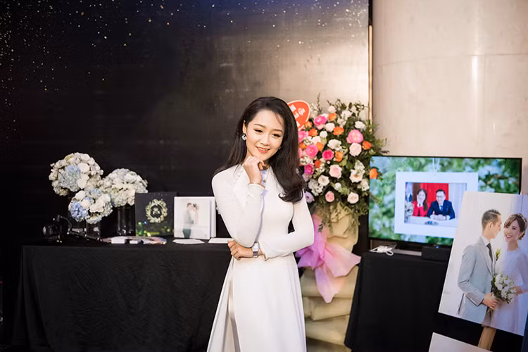 Với giọng nói truyền cảm, gương mặt khả ái, Thu Hà đang được nhiều khán giả của bản tin Thời sự 19h VTV yêu thích.