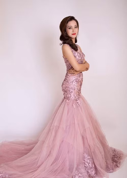 Đến từ Đắk Nông, Nguyễn Hoàng Khánh Linh là nhân tố mới tại cuộc thi Hoa hậu Hoàn vũ Việt Nam với chiều cao 1m74, số đo 84-62-90. Cô sinh ra tại Tây Nguyên, bố là người miền Nam, mẹ là người miền Bắc. Từ nhỏ, Khánh Linh sống trong vòng tay yêu thương của bố mẹ.