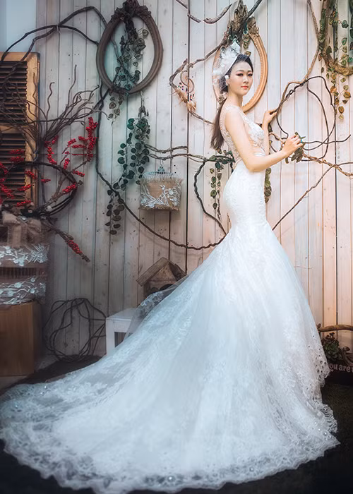 Tuy nhiên, càng trưởng thành, Minh Thiết nhận ra chiều cao là lợi thế của mình. Cô làm người mẫu để tự tin hơn và khẳng định bản thân. Tham gia cuộc thi Hoa hậu Hoàn vũ Việt Nam 2017, Minh Thiết gây chú ý khi sở hữu số đo 3 vòng 82-60-90.