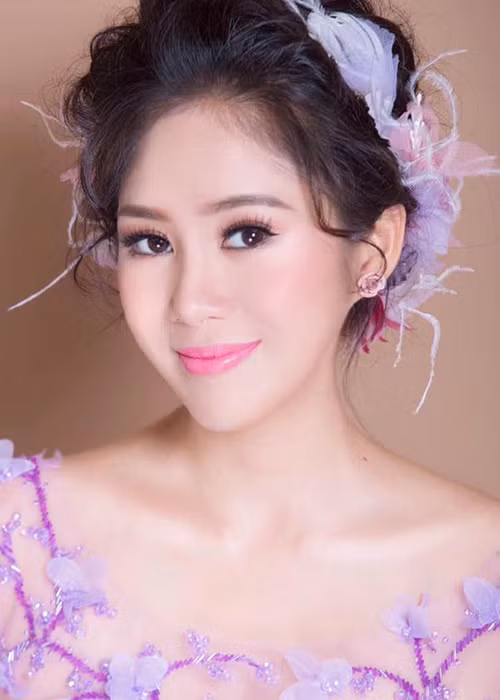 Lê Phương đẹp ngọt ngào trong trang phục cưới tông màu tím mà cô yêu thích. Vào ngày 8/8 tới đây, nữ diễn viên sẽ lên xe hoa với nam ca sĩ kém cô 7 tuổi - Trung Kiên.