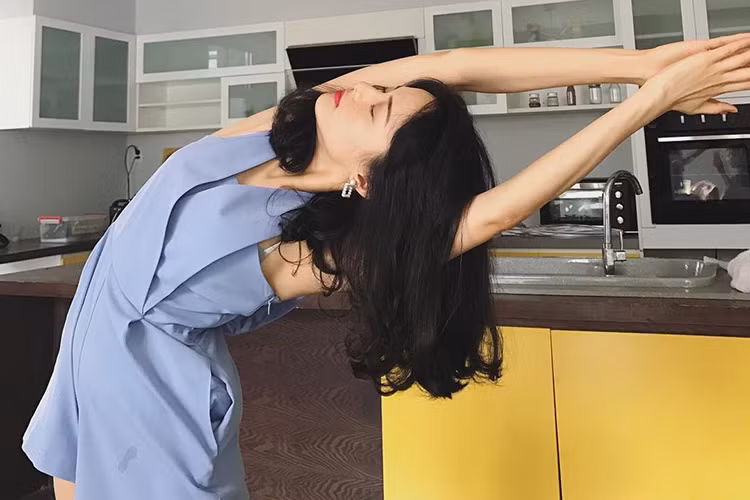 Hạ Vi tranh thủ thư giãn trong ngày làm việc.