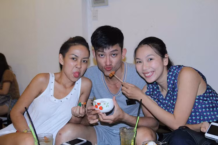 Ca sĩ Khánh Ngọc (ngoài cùng bên phải) khoe khoảnh khắc khó đỡ của Thảo Trang và Lê Trung Cương là một trong những tin tức sao Việt trong ngày 1/8.