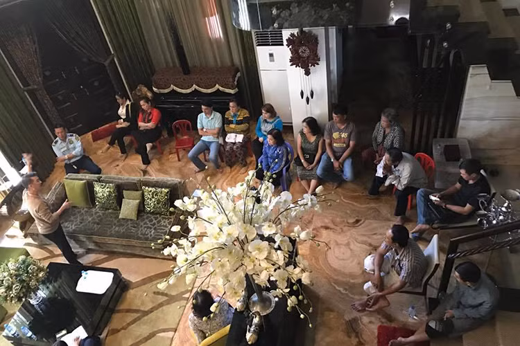 Tháng 2/2017, Đàm Vĩnh Hưng đăng tải loạt ảnh trò chuyện cùng các chủ nợ của mẹ tại nhà riêng. Mr Đàm khẳng định đây sẽ là lần cuối cùng anh trả nợ thay mẹ đồng thời tuyên bố anh nhất định sẽ đưa những ai đẩy gia đình anh vào hoàn cảnh này ra ánh sáng. Ảnh: FBNV