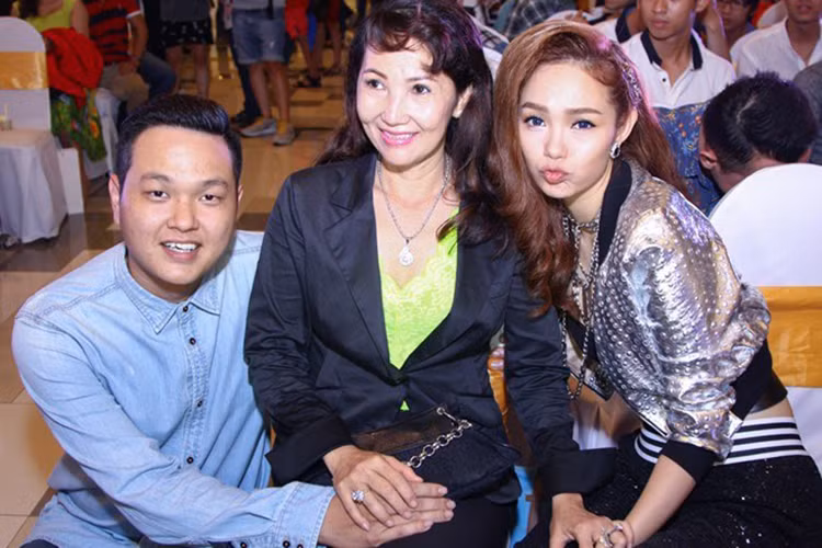 Khi chưa nổi tiếng và giàu có, Minh Hằng có tuổi thơ khó khăn, đầy cơ cực và vất vả, đặc biệt sau khi bố mẹ ly hôn. Khi nữ ca sĩ bắt đầu đi hát, đóng phim cũng là lúc quán cơm của mẹ bị sập tiệm. Ảnh: Zing