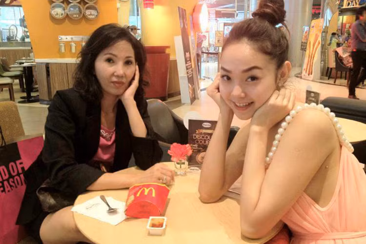 Minh Hằng có ước mơ lớn nhất là làm ca sĩ. Tuy nhiên, chứng kiến gia đình rơi vào túng quẫn, cô đành từ chối lời mời làm ca sĩ của nhạc sĩ Nhất Trung để kí tên vào bản hợp đồng độc quyền đóng phim trong 2 năm để lấy 500 triệu đồng trả nợ thay mẹ. Ảnh: FBNV