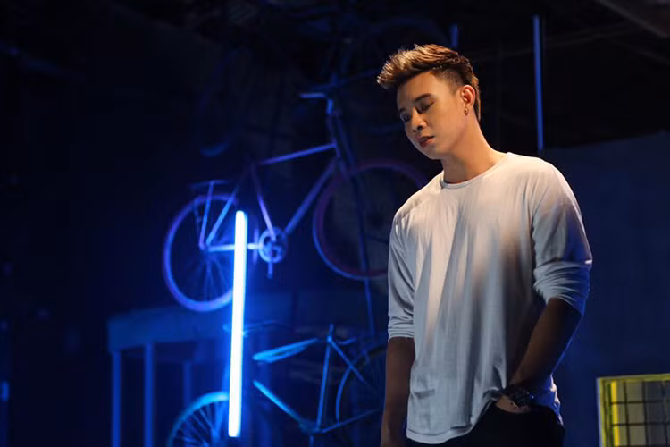 Đông Hùng cho hay, đầu năm nay, số nợ còn 4 tỷ đồng nhưng gần đây nợ mới phát sinh đến 300 triệu đồng vì mẹ anh chơi họ và vay nặng lãi. Không chỉ Đông Hùng, nhiều sao Việt khác cũng từng khốn đốn vì người thân vướng nợ nần. Ảnh: FBNV