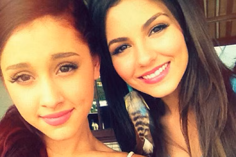 Mối quan hệ giữa tiểu diva và bạn diễn bị đồn rạn nứt sau khi Ariana cho biết, phim Victorious bị hủy bỏ vì Victoria không muốn tiếp tục dự án này nữa. Ảnh: Eonline