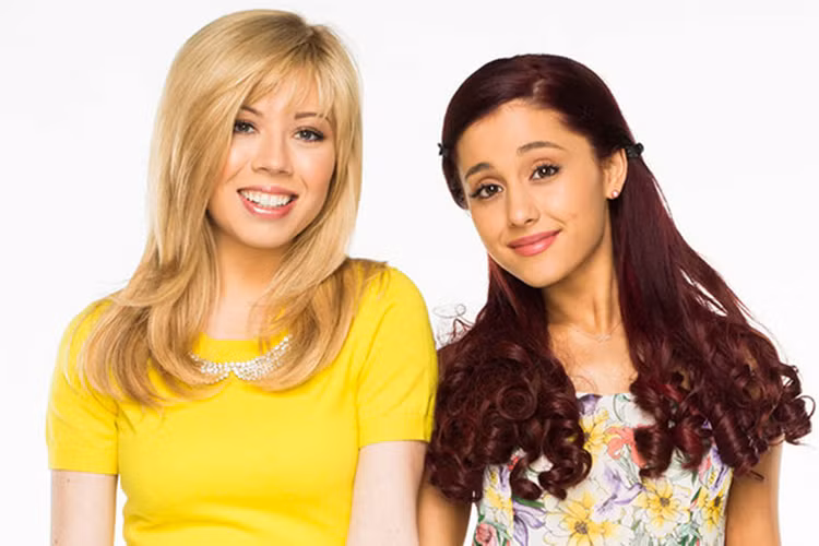 Ariana từng hợp tác với Jennette McCurdy khi đóng chung phim “Sam &amp; Cat”. Nhưng ngay sau mùa đầu tiên, phim bị hủy bỏ và nguyên nhân được cho là cả hai bằng mặt nhưng không bằng lòng. Ảnh: Billboard