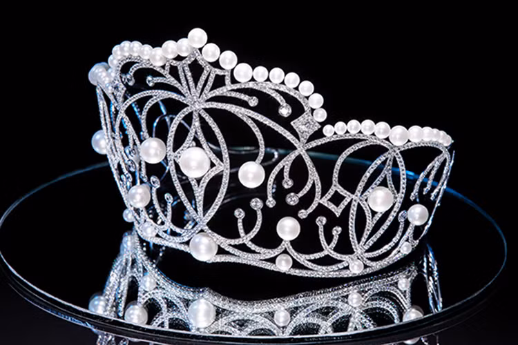 Vương miện mà Hoa hậu Hoàn vũ Việt Nam 2017 sẽ sở hữu là sự kết tinh đầy sáng tạo về kiểu dáng, cấu trúc cùng thông điệp sâu sắc và ý nghĩa được gửi gắm.