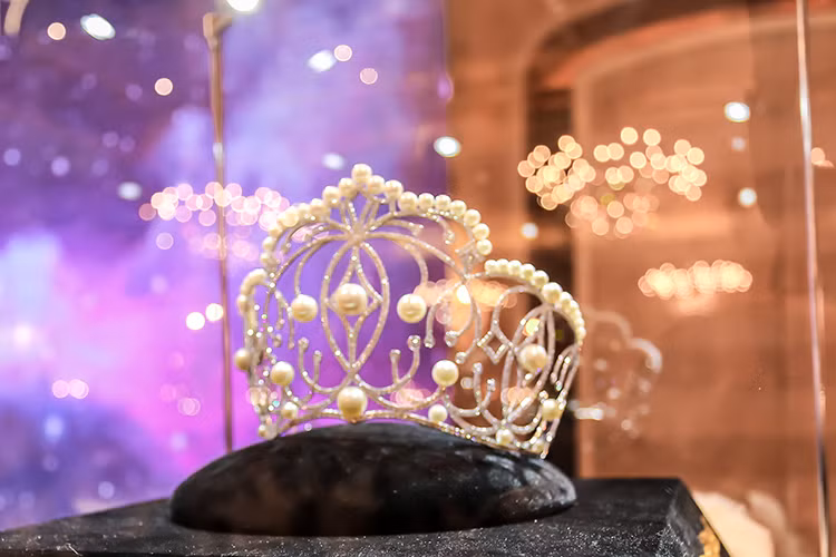 Theo lời Á hậu Thiên Lý, vương miện sẽ được dùng để trao luân lưu mỗi năm, thể hiện rõ thông điệp về sứ mệnh trao quyền và kế vị cho những thế hệ tiếp theo của cuộc thi.