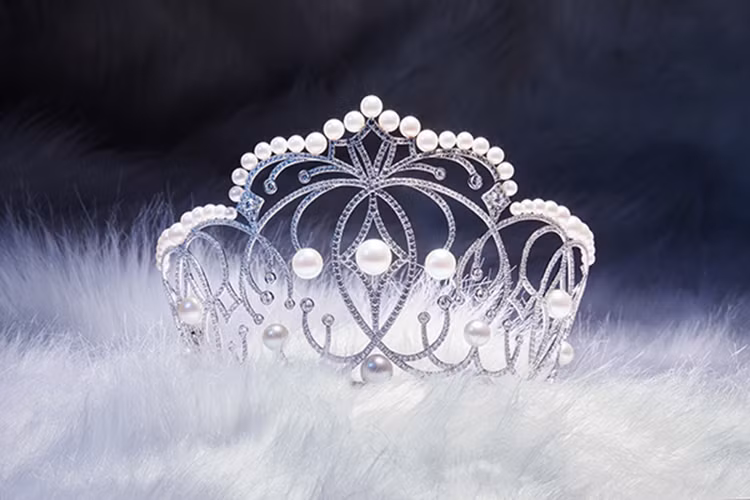 Những viên ngọc trai South Sea thể hiện cho ước mơ vươn đến tầm cao mới, được tô điểm bởi hàng ngàn viên đá sapphire.