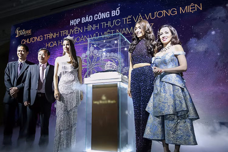 Hình ảnh vương miện mới trị giá 2,7 tỷ đồng được tiết lộ tại buổi họp báo.