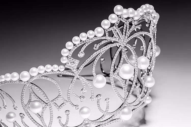 10 viên ngọc trai South Sea được mệnh danh là “Đại Trân Châu” là tâm điểm của vương miện EMPOWER.