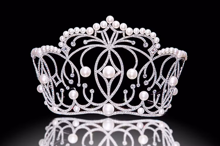 Vương miện được chế tác từ 10 viên ngọc trai South Sea, 49 viên ngọc trai Akoya và 1165 viên đá sapphire. Trị giá của vương miện lên đến 2,7 tỷ đồng.