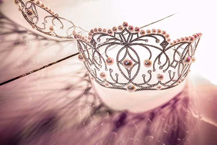 Á hậu Thiên Lý – Giám đốc quốc gia của cuộc thi chia sẻ, cô rất ấn tượng với vương miện mới bởi kiểu dáng sáng tạo, tuy không cầu kỳ về màu sắc nhưng vẫn mang vẻ đẹp hiện đại.