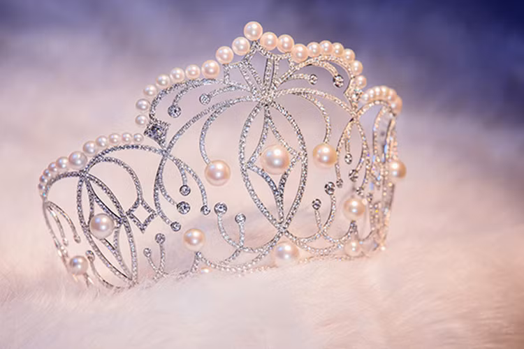 Cùng với 10 viên ngọc trai South Sea, 49 viên ngọc trai Akoya và 1165 viên đá sapphire góp phần tạo sự gắn kết của cấu trúc vương miện.