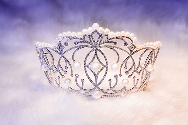 Sắc trắng của ngọc trai và đá sapphire phản chiếu với ánh sáng sẽ ánh lên những màu sắc khác nhau tượng trưng cho sự sáng tạo không ngừng và bứt phá mọi giới hạn của thế hệ trẻ.