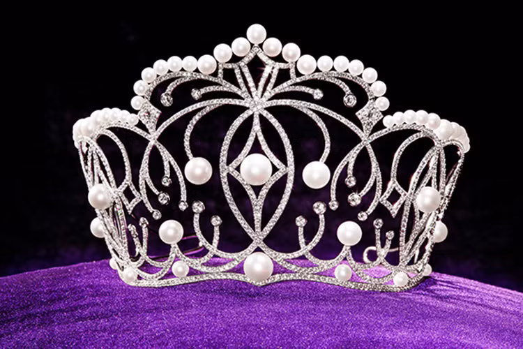 Với tên gọi “EMPOWER” (Sự trao quyền), vương miện mang ý nghĩa tượng trưng cho sự trao quyền, gửi gắm những hoài bão, khát vọng, niềm tin cho thế hệ trẻ được tỏa sáng.