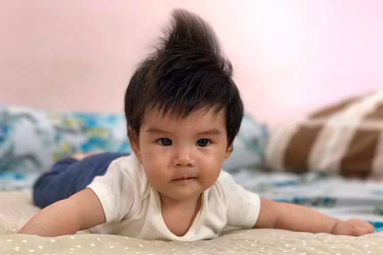 Ông bầu Quang Huy khoe ảnh cô con gái thứ 2. "Tóc chỉa cao vút, miệng cười nhếch mép, mắt rất lạnh lùng. "Anh ấy" thật đẹp trai phong độ và cool ngầu, đích thị là nhân vật chính của series hậu duệ thám tử Conan, bố em sắp giàu to rồi làng nước ơi", anh chia sẻ.