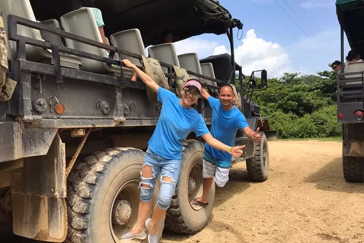 Vợ chồng ca sĩ Hồng Ngọc diện áo đôi đi du lịch. "Đôi bạn áo xanh, có phước cùng hưởng có nạn cùng chia nhá nhá. Hình như bọn chúng mới yêu", Hồng Ngọc viết.