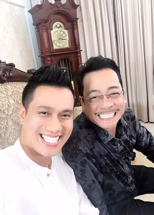 NSND Hoàng Dũng cùng diễn viên Việt Anh khoe hàm răng trắng muốt đều đặn. Hiện tại, cả hai gây sốt với vai diễn ông trùm Phan Quân và Phan Hải trong "Người phán xử".