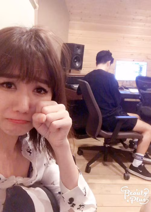 Hari Won chia sẻ hình ảnh biểu cảm hài hước ở trong phòng thu âm là một trong những tin tức sao Việt trong ngày 2/8.