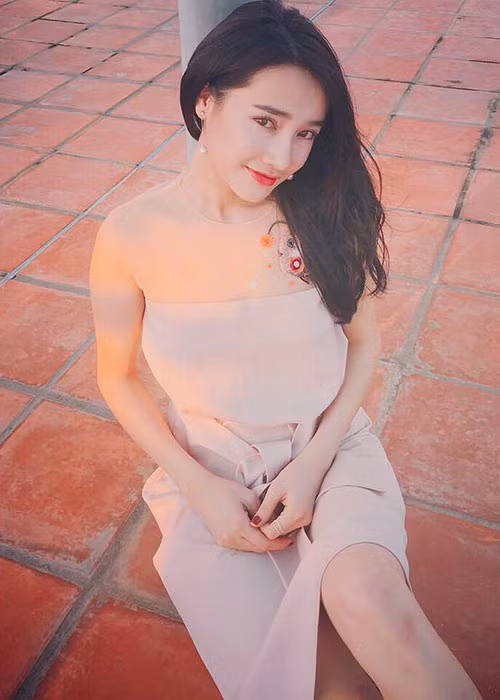 Đang ở Anh Quốc, Nhã Phương cảm thấy rất nhớ Việt Nam.