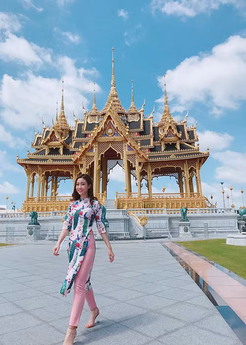 Hoa hậu Đỗ Mỹ Linh diện áo dài truyền thống Việt Nam dạo chơi ở Thái Lan.