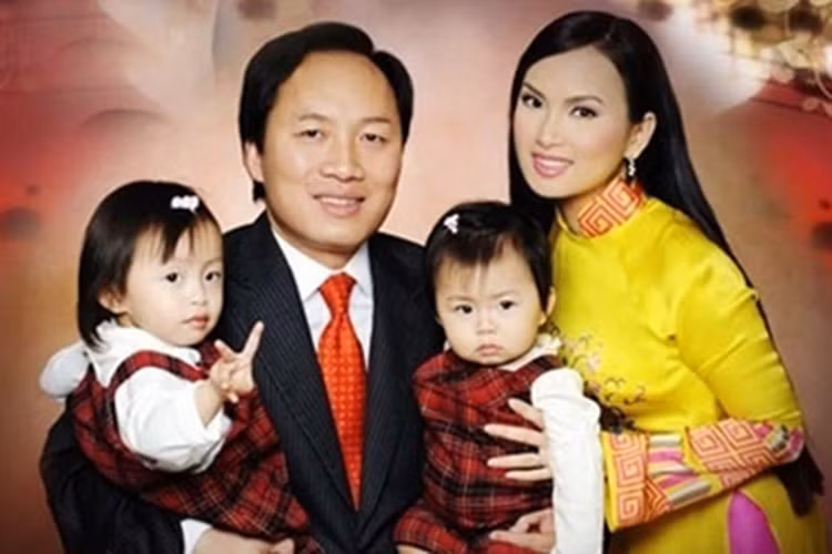 Nữ ca sĩ cho hay vợ chồng cô luôn hết lòng ủng hộ các con theo lĩnh vực nào cảm thấy yêu thích chứ không nhất thiết phải đi theo con đường của bố mẹ. Hình ảnh hiếm hoi cả gia đình Hà Phương được công khai. Ảnh: Vietnamnet