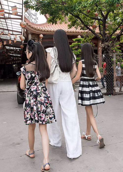 Bé Diana và Angelina là kết quả cuộc hôn nhân giữa Hà Phương và doanh nhân Chính Chu. Trong các chuyến về Việt Nam, nữ ca sĩ thường dẫn theo các nhóc tì của mình. Ảnh: Thế giới điện ảnh