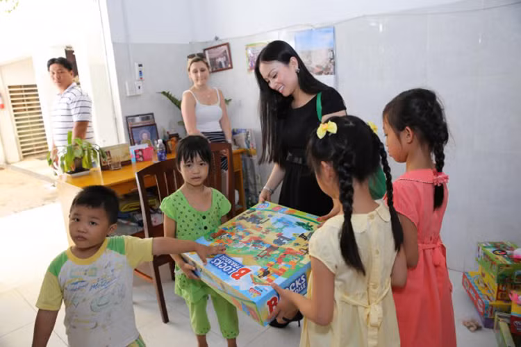 Trong mỗi dịp về Việt Nam làm từ thiện cùng mẹ, bé Angelina và Diana thường mua đồ chơi tặng các bạn nhỏ kém may mắn hơn mình bằng số tiền kiếm được từ những kế hoạch kinh doanh nhỏ. Ảnh: Thể thao văn hóa