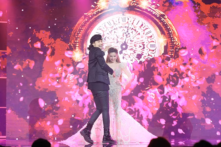NTK Lý Quí Khánh được toại nguyện khi làm đám cưới cho Hồ Ngọc Hà trên sân khấu trước gần 2 nghìn khán giả.