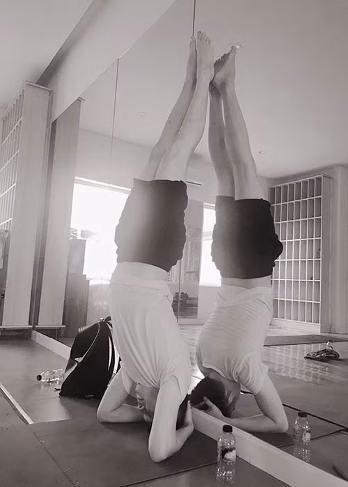 Dương Triệu Vũ khoe thực hiện được động tác trồng cây chuối khó nhằn trong bộ môn yoga.