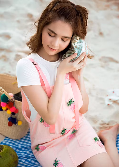 Ngọc Trinh đăng tải status muốn sống an phận, không bon chen: “Tôi chỉ mơ ước đơn sơ là giờ có vài trăm tỷ đồng trong tài khoản, hàng tháng lặng lẽ rút lãi ra đủ ăn cơm ba bữa, quần áo hai bộ một ngày, tối nào cũng có phim để cày, tháng nào cũng được đi du lịch một lần. Chỉ thế thôi, an phận mà sống, giản dị chân phương, quyết không bon chen với đời”.