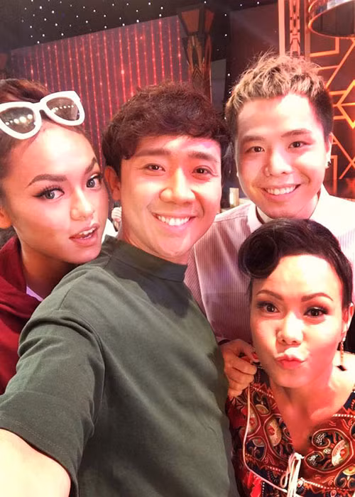 MC Trấn Thành chia sẻ hình ảnh tươi như hoa bên Mai Ngô, Trịnh Thăng Bình và Việt Hương.