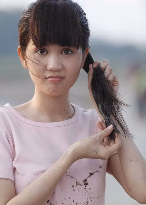 Nhiều khán giả chê Ngọc Trinh đọc thoại không cảm xúc, biểu cảm vô hồn. Trong các cảnh quay lam lũ, cô vẫn giữ làn da trắng nõn nà trong khi ngày xưa chân dài gốc Trà Vinh khá đen đúa. Ảnh: Báo Đất Việt