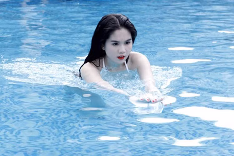 Năm 2013, Ngọc Trinh đóng phim điện ảnh "Hoàng tử và Lọ lem". Không phải diễn gì nhiều, người đẹp gốc Trà Vinh chỉ cần vào bể bơi quay cảnh bơi rồi đi ra. Ảnh: Phunutoday