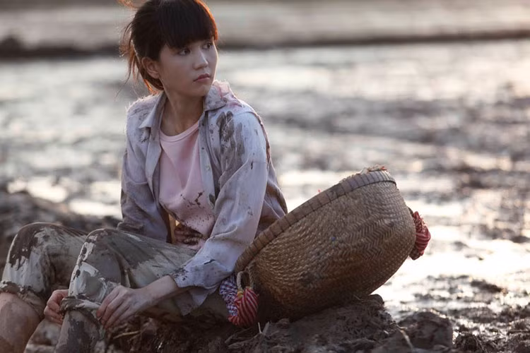 Nội dung bộ phim "Vòng eo 56" kể về chính cuộc đời của Ngọc Trinh. Sau khi phim công chiếu, diễn xuất của "nữ hoàng nội y" vấp phải những ý kiến trái chiều. Ảnh: Fanpage phim