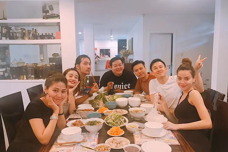 Hồ Ngọc Hà ăn mừng đêm diễn vừa qua thành công cùng với NTK Lý Quí Khánh, Dương Triệu Vũ và một số bạn bè thân thiết ngay tại nhà riêng.