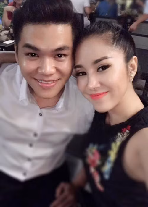 Lê Phương được chồng trẻ cưng chiều. “Trên đường về vợ bảo thèm ốc, thấy vợ mặc áo dài bất tiện vậy là chồng cho xe tấp vô shop mua liền cái đầm thay ra tại chỗ!”, cô chia sẻ.