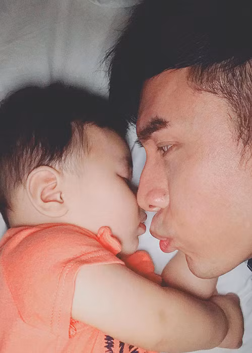 Đan Trường khoe ảnh cưng nựng con trai vô cùng đáng yêu mặc sóng gió khi vướng tin đồn là người Lâm Chí Khanh từng yêu.