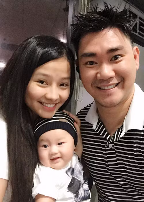 Vợ chồng sao Việt diễn viên Khánh Hiền - đạo diễn James Ngô hạnh phúc bên cậu con trai đầu lòng rất bụ bẫm.