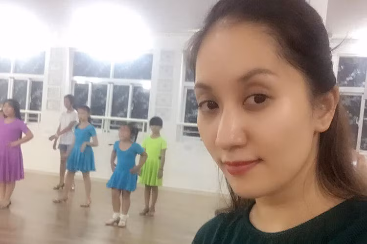 Khánh Thi đều đặn đến lớp dạy nhảy cho các học trò nhí vô cùng tinh nghịch của mình.