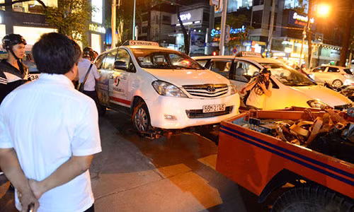 Ong Doan Ngoc Hai xuong duong dep via he sau 4 thang nghi