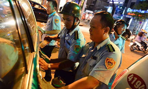 Ong Doan Ngoc Hai xuong duong dep via he sau 4 thang nghi-Hinh-2