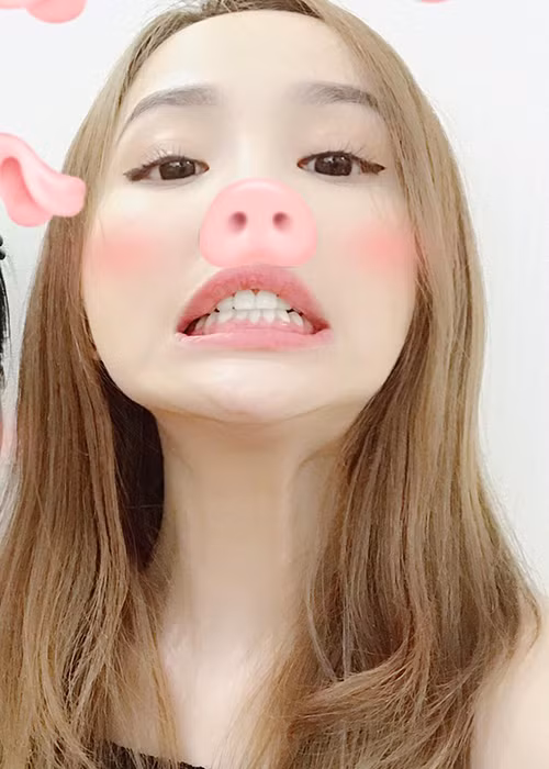 Bảo Thy nhí nhảnh chụp ảnh tự sướng khiến fans không thể nhịn cười.