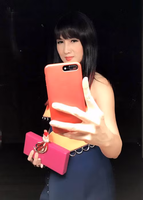 Diễn viên Hiền Mai phủ nhận chồng là đại gia. "Mình không phải đại gia. Chồng mình không phải chồng đại gia. Con mình càng không phải con đại gia. Nhìn xuống thì không ai bằng mình thiệt. Nhưng nhìn lên như muối bỏ biển. Mình chỉ tự hào đúng 1 điều. Mình có hiếu", cô viết.