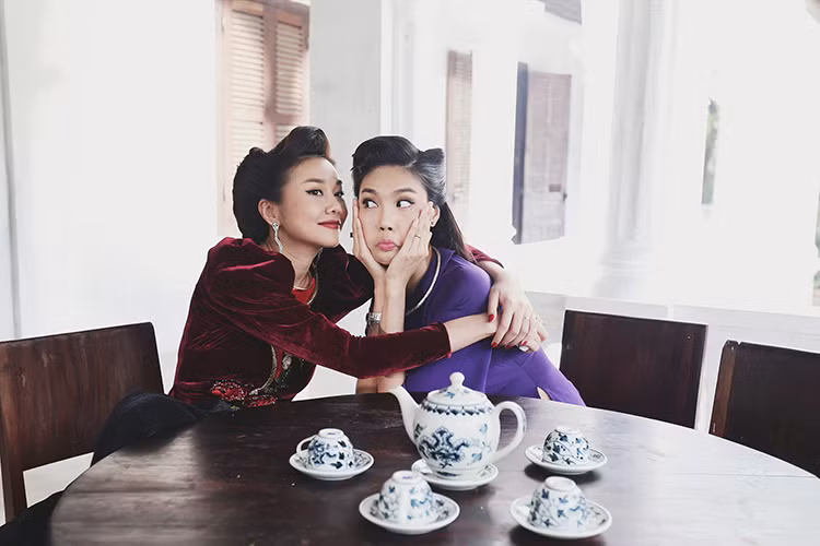 Siêu mẫu Thanh Hằng và Lan Khuê thân thiết sau khi đóng chung phim. “Mẹ chồng nàng dâu. Ở đâu xảy ra cớ sự trong gia đình này? Từ đàn ông mà ra. Quá mệt mỏi. Thôi 2 má con mình vầy mà vui con nhỉ”, Thanh Hằng hài hước chú thích cho hình ảnh bên Lan Khuê.