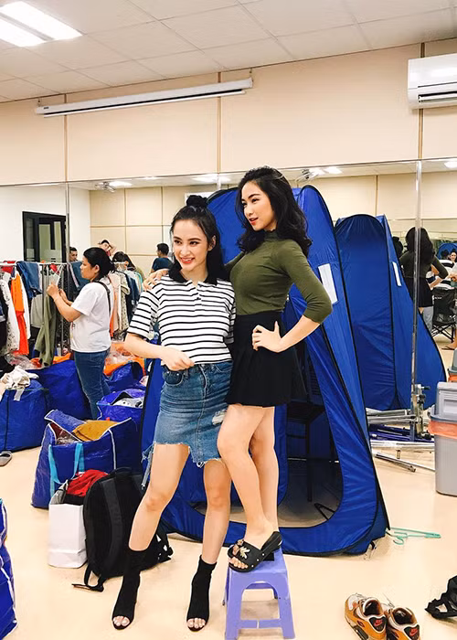 Để tránh bị Angela Phương Trinh dìm hàng về chiều cao, Hòa Minzy bắc ghế chụp ảnh. Gần đây, 2 ngôi sao Việt này đang tham gia ghi hình phim ca nhạc Glee phiên bản Việt.