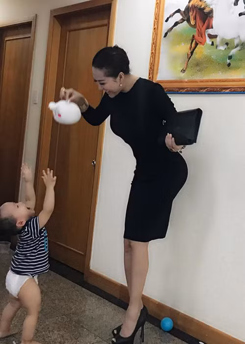 Phi Thanh Vân vui đùa cùng con trai trước khi đi làm.
